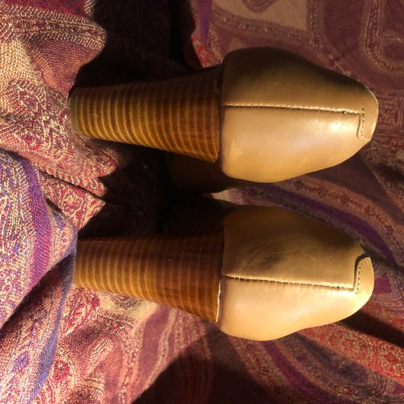 ISOLA ROSALIE PUMP.  Color: Cognac  Sz: 7.5 - Picture 9 of 11